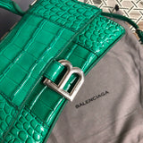 Handle and strap detail of chic structured women's handbag – women's premium purse