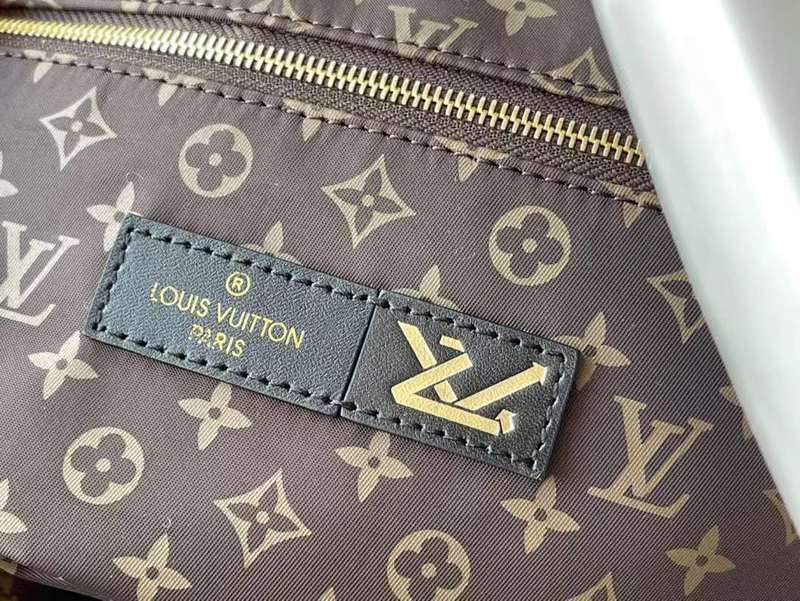 Front view of modern classic women's handbag – women's everyday handbag