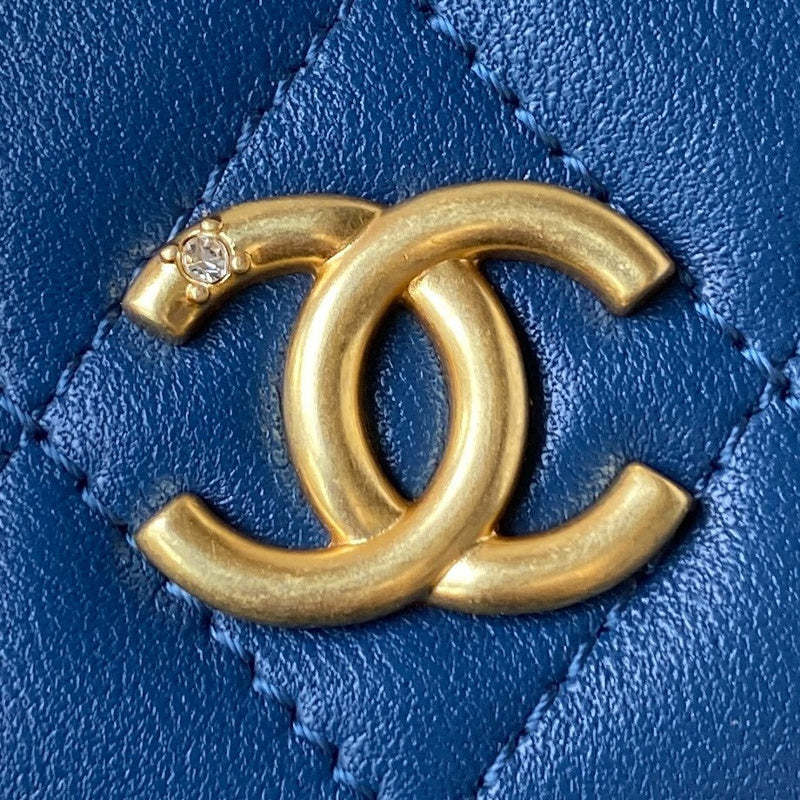  handbag, compact everyday style, image 4