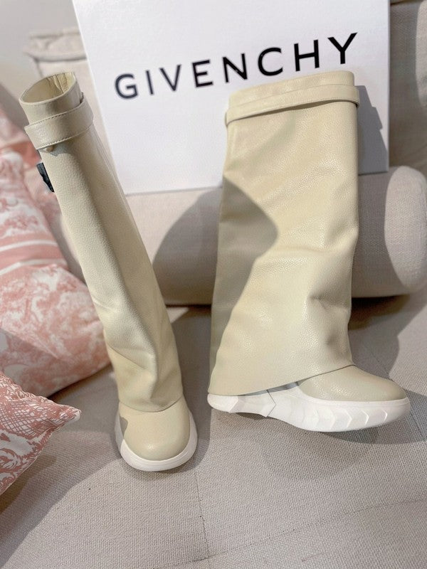 Givenchy shoes Style 174 - close-up of classic monogram styling