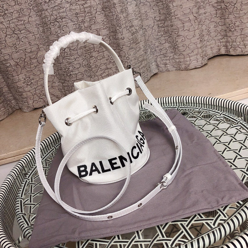 Side profile of everyday-luxe sleek women's handbag – women's designer-style accessory