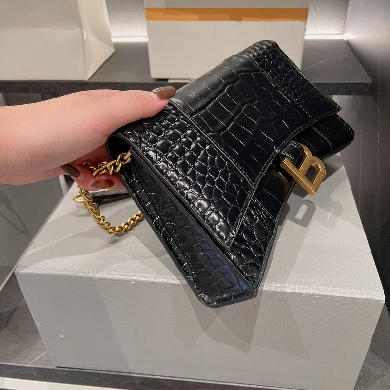 Ziva's Charm handbag – detail view (one versatile size)
