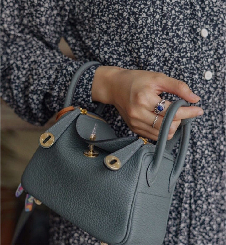  everyday carryall bag detail view showing craftsmanship 20