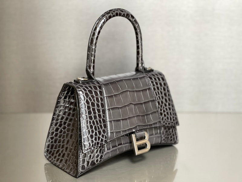 Zivas Charm Classic Sensibility Statement Handbag (Refined Practical Design) – Detail View