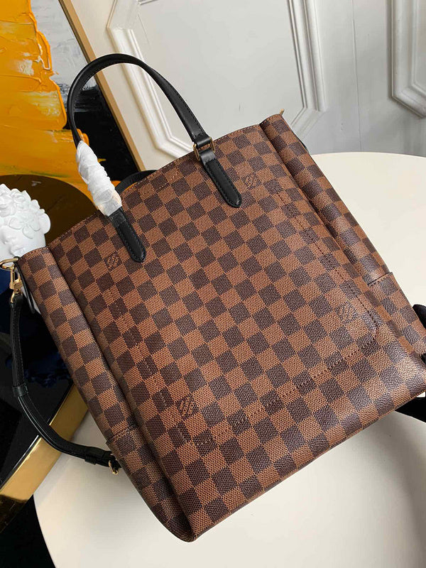 Handle and strap detail of everyday-luxe premium women's handbag – women's statement bag