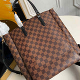 Handle and strap detail of everyday-luxe premium women's handbag – women's statement bag