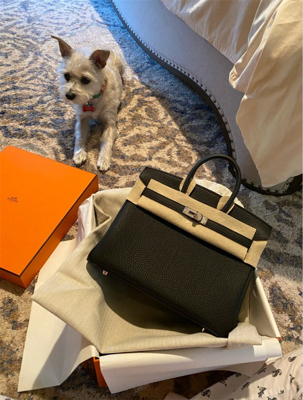  shoulder bag interior and compartment view 9