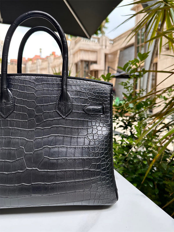  refined everyday bag detail view showing craftsmanship 8