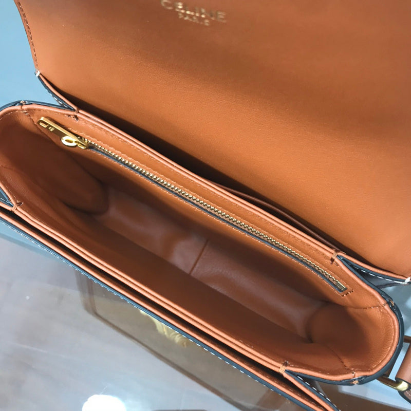 Handle and strap detail of sleek chic women's handbag – women's everyday handbag