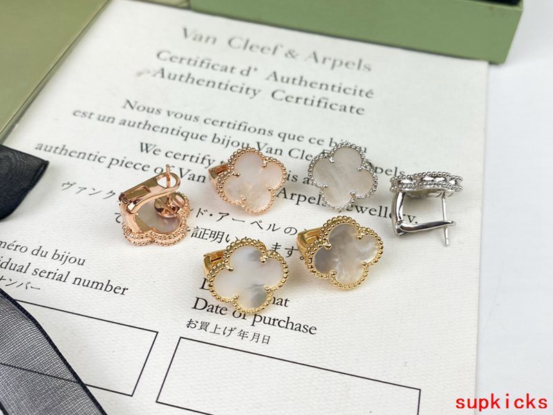 Angled view of Van Cleef & Arpels unisex jewelry piece