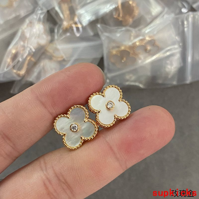 Front view of Van Cleef & Arpels unisex jewelry piece