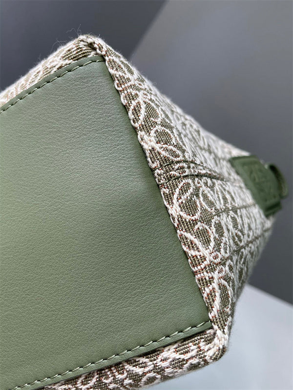Ziva's Charm handbag – detail view (21cm*17cm*12.5cm)
