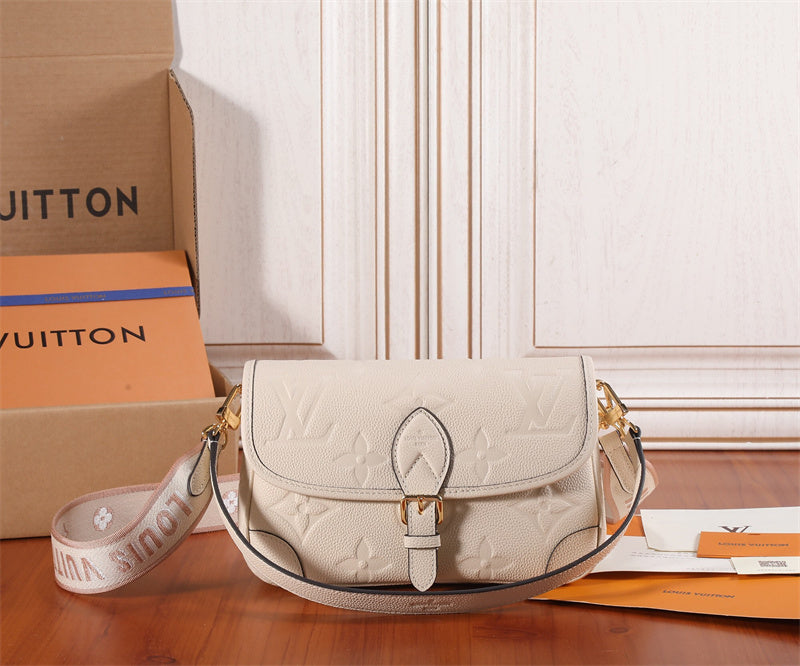  Minimalist shoulder bag front view