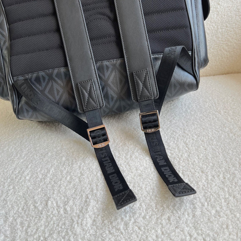 Handle and strap detail of structured polished women's handbag – women's everyday handbag
