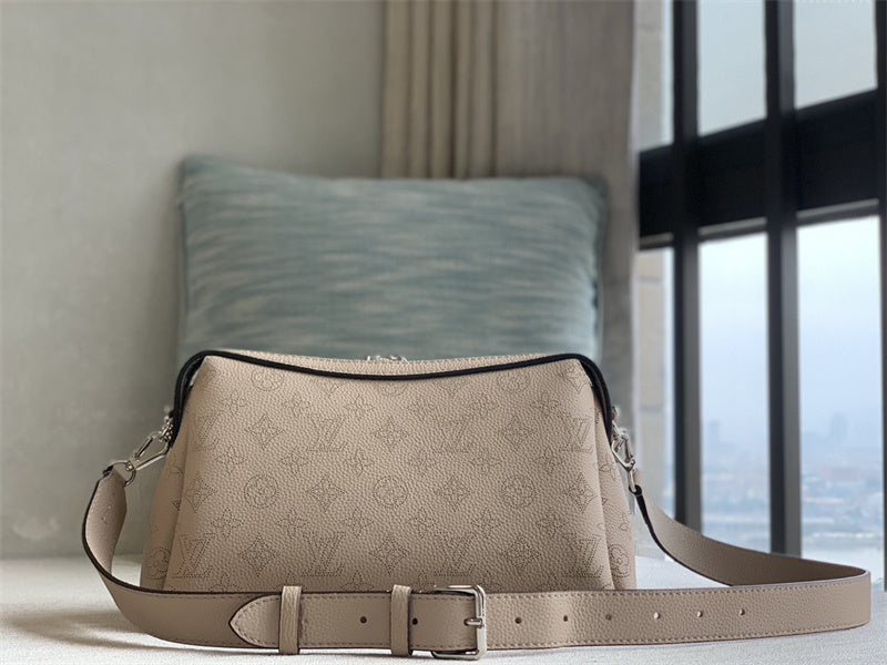  Classic structured bag carried on shoulder