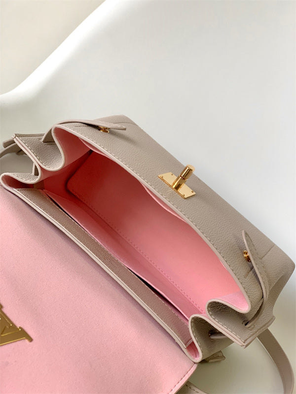  shoulder bag interior and compartment view 9