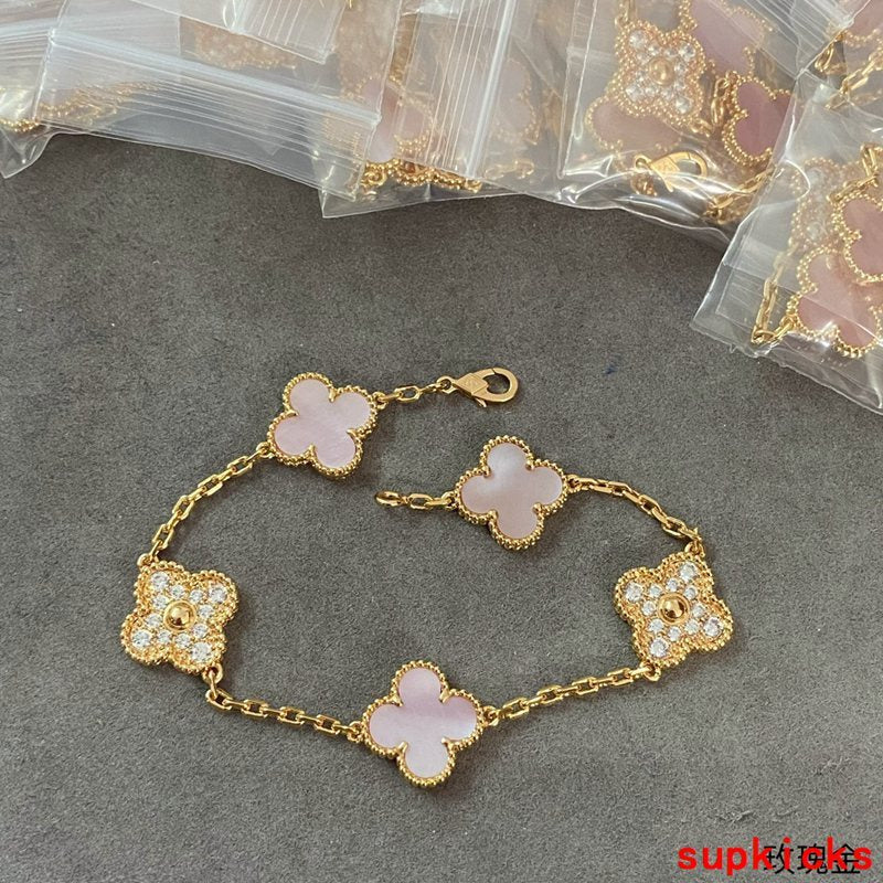 Front view of Van Cleef & Arpels unisex jewelry piece