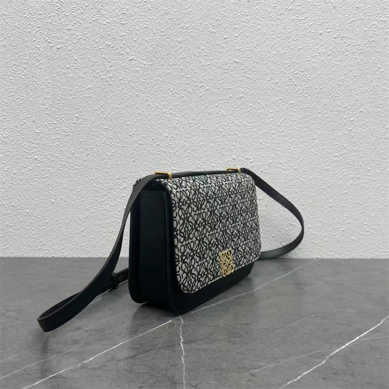 Ziva's Charm handbag – close-up view (22.5cm*6.5cm*15.5cm)