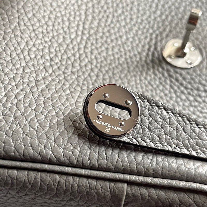  modern everyday bag detail view showing craftsmanship 8