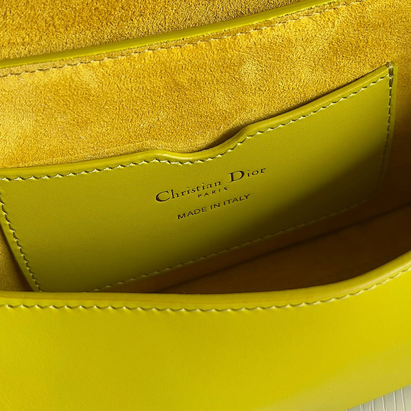 Side profile of premium sleek women's handbag – women's luxury accessory