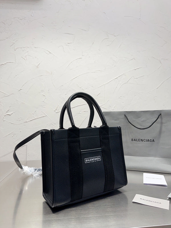 Ziva's Charm handbag – front view (one versatile size)