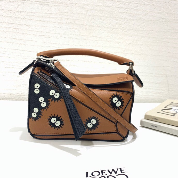 Ziva's Charm handbag – detail view (18cm*11cm*7.5cm)