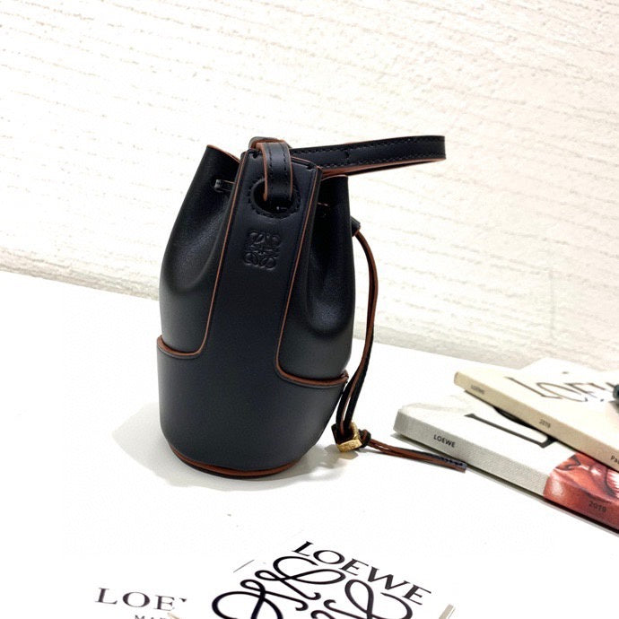 Ziva's Charm handbag – close-up view (8.5cm*6.5cm*13cm)
