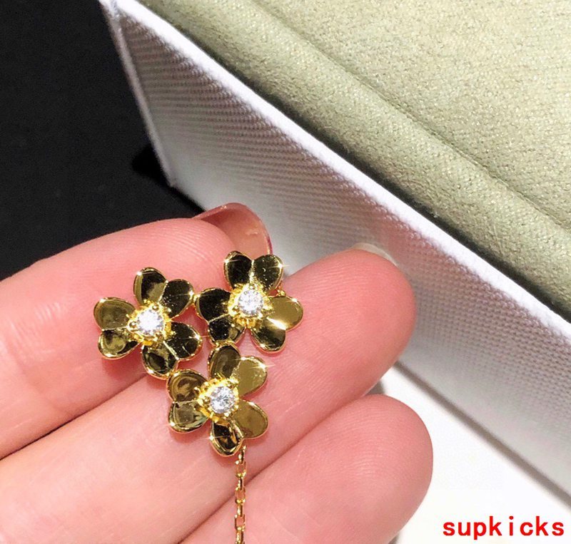 Angled view of Van Cleef & Arpels unisex jewelry piece