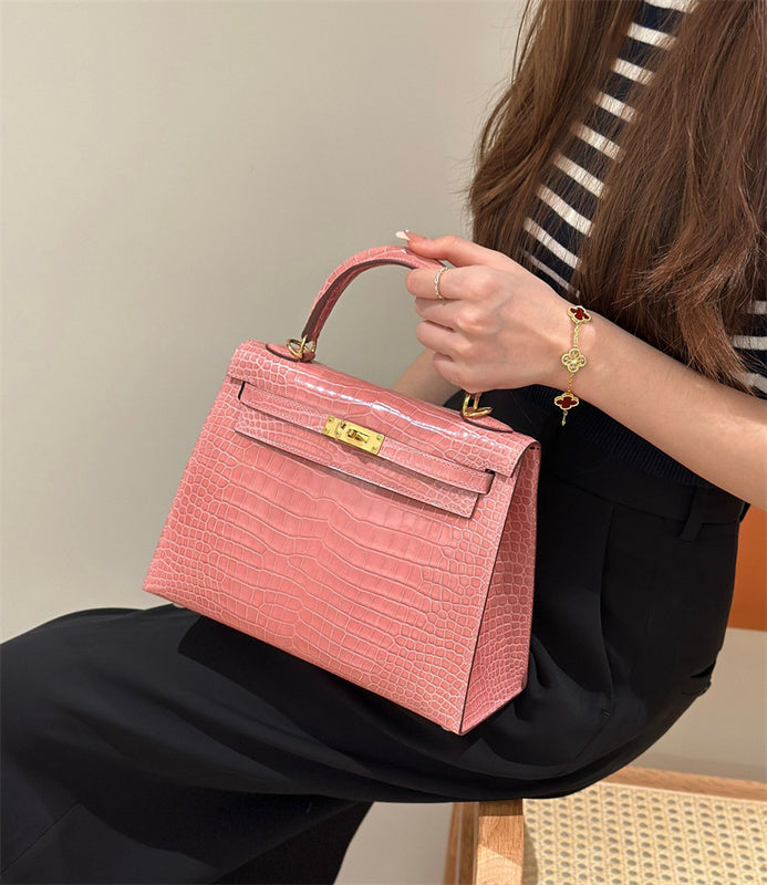  Elegant shopper bag carried on shoulder