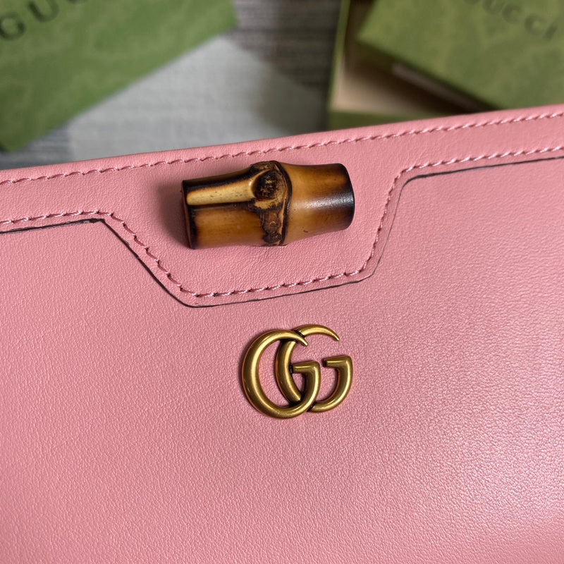 Handle and strap detail of elevated signature women's handbag – women's premium purse