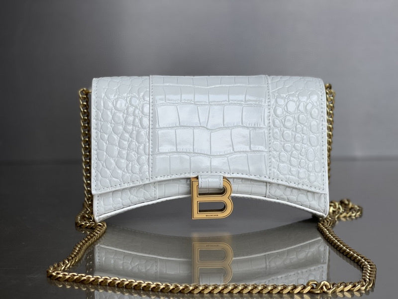 Zivas Charm Modern Minimalist Look Statement Handbag (Effortless Style Upgrade) – Lifestyle Shot
