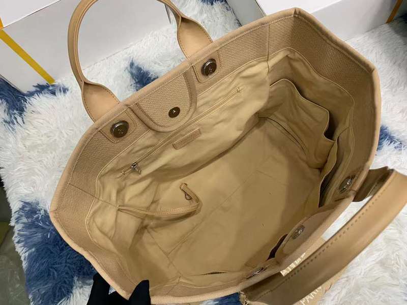 Zivas Charm Sleek Silhouette Luxury Handbag (Refined Practical Design) – Detail View