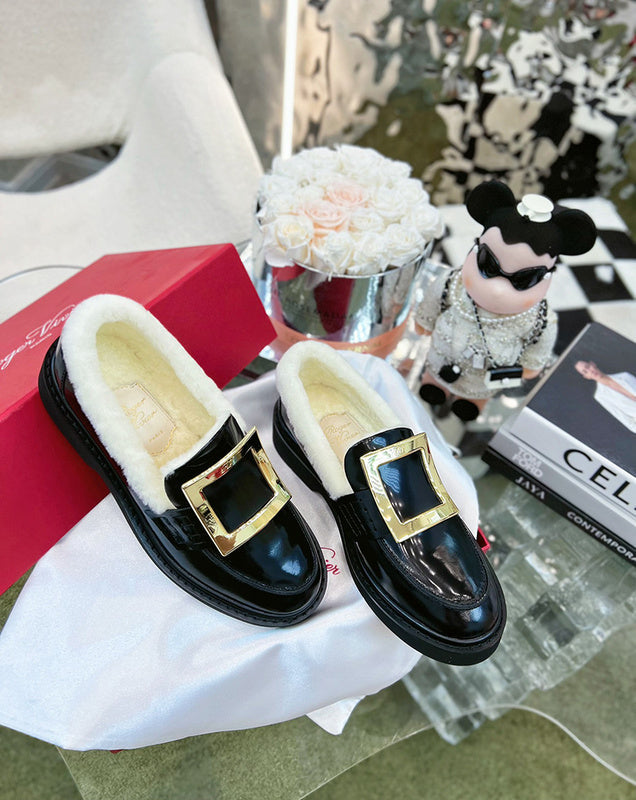 Full silhouette view of Roger Vivier luxury piece style No.087