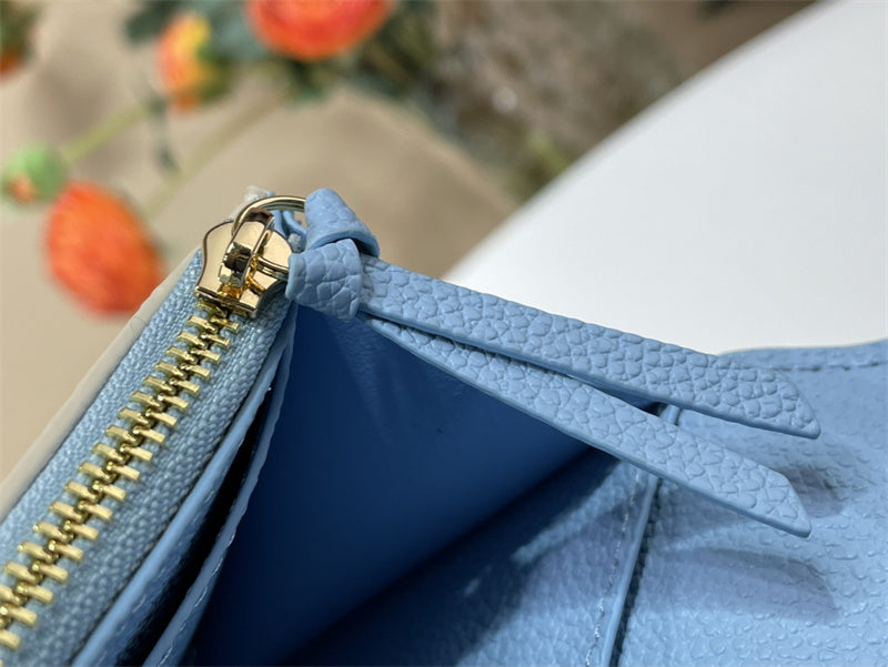  shoulder bag close-up of hardware and finish 11
