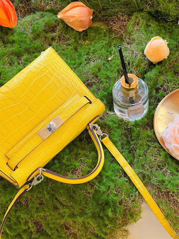  Curated carryall bag front view 7