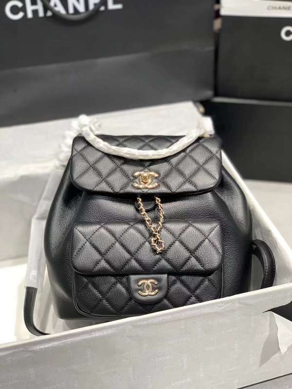 Zivas Charm Modern Minimalist Look Luxury Handbag (Contemporary Shape Language) – Close-Up Detail