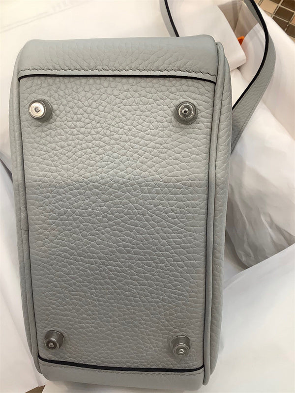  Refined everyday bag carried on shoulder 22