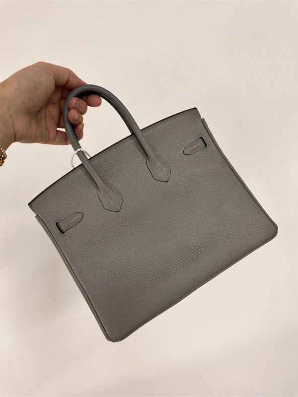  signature shopper bag detail view showing craftsmanship
