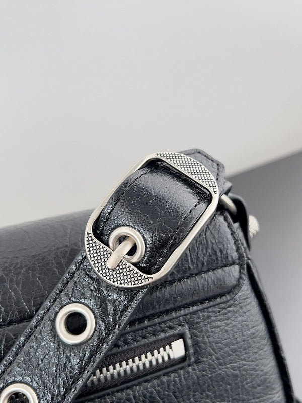Zivas Charm Modern Minimalist Look Statement Handbag (Premium Everyday Carry) – Lifestyle Shot