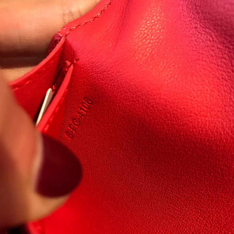Handle and strap detail of premium polished women's handbag – women's designer-style accessory