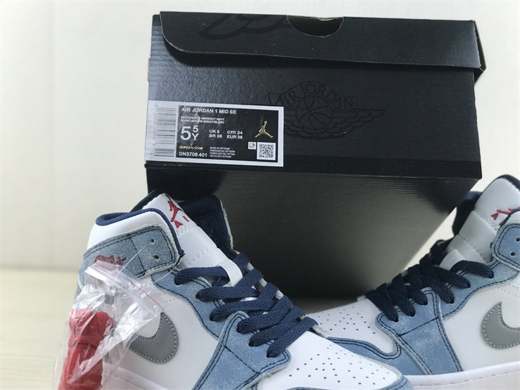 Nike classic monochrome luxury sneakers view 23 retro runner design