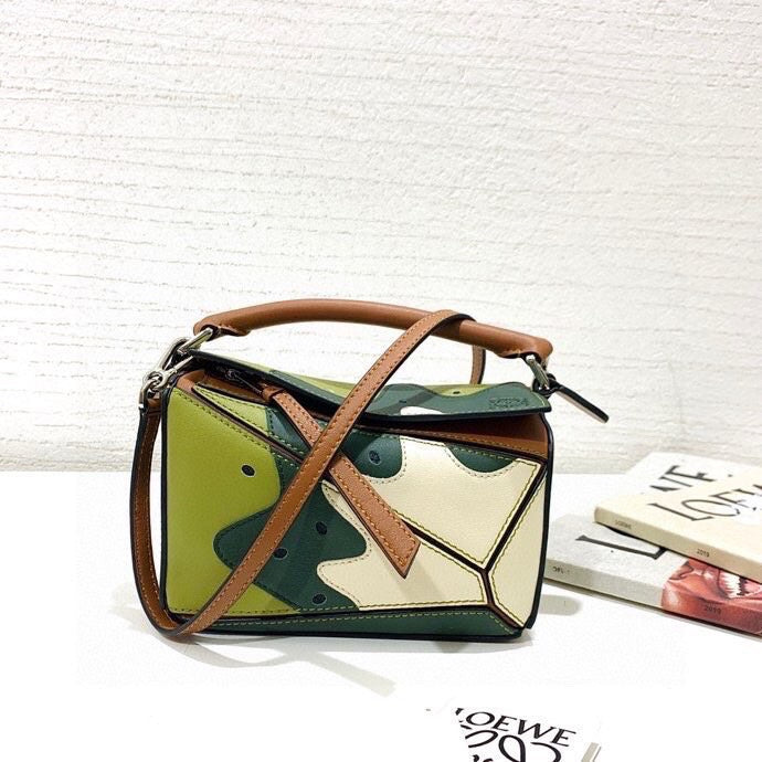 Ziva's Charm handbag – detail view (18cm*11cm*7.5cm)