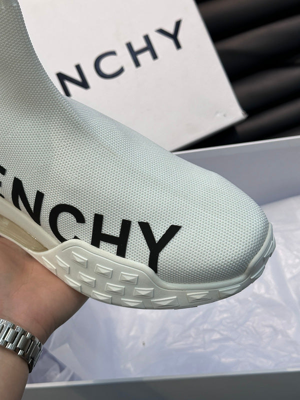 Givenchy shoes Style 176 - close-up of iconic logo design