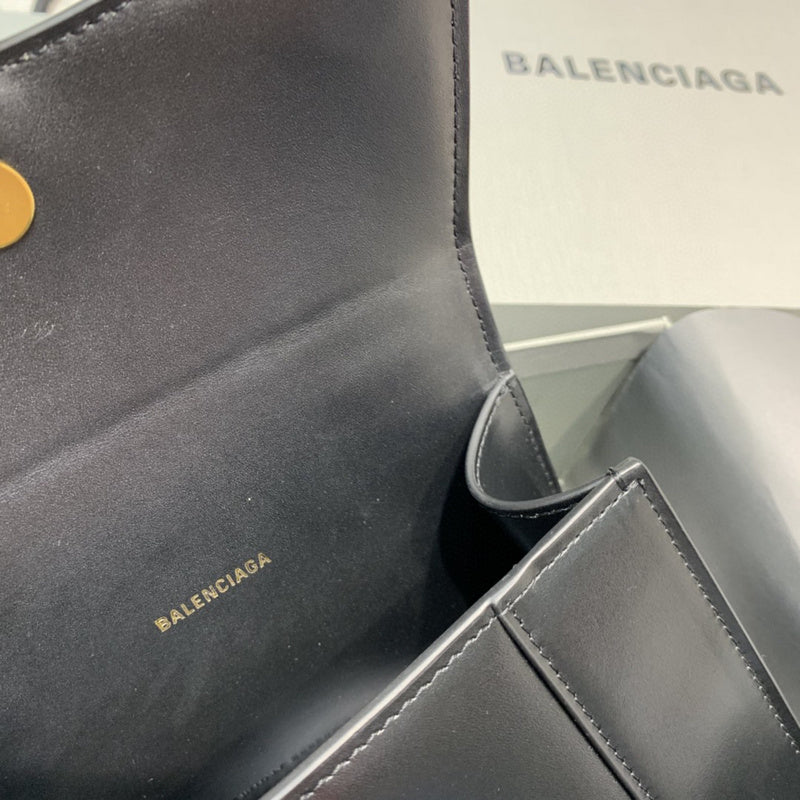 Polished Vegan Leather Handbag - Everyday Elegance | Women's Fashion Handbag #673 - product detail shot (image 10) of designer-inspired handbag