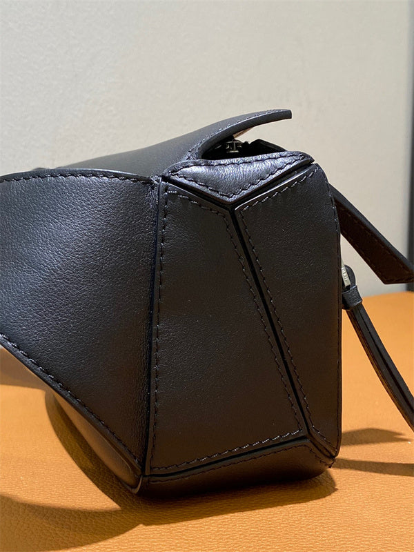 Ziva's Charm handbag – close-up view (18cm*12cm*7.5cm)