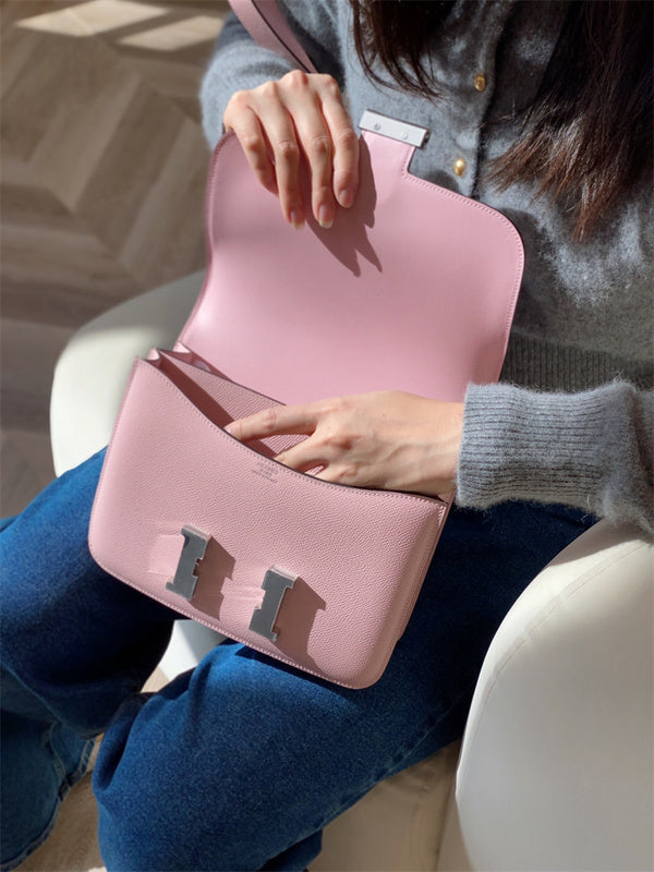 Streamlined handbag styled for everyday wear