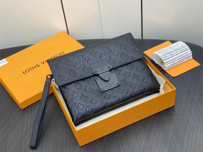  Versatile carryall bag carried on shoulder 10