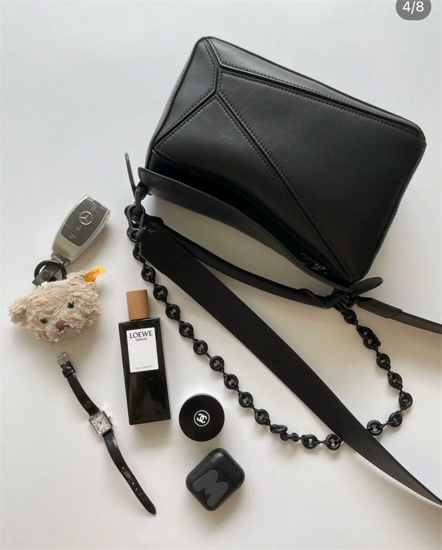 Ziva's Charm handbag – detail view (68cm*1.5cm*0.4cm)
