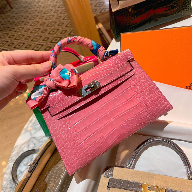  everyday top-handle bag detail view showing craftsmanship 8