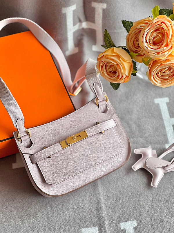  modern carryall bag styled with outfit